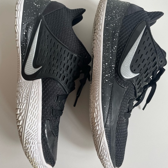 Nike Kyrie Low 2 Black/Metallic Silver - Picture 3 of 8